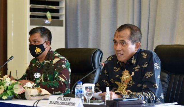 Wakil Ketua Komisi I DPR RI Abdul Kharis Almasyhari saat memimpin pertemuan tim kunjungan kerja Komisi I DPR RI dengan Danlanud SMO Kolonel Nav I Nyoman Suadnyana di Pangkalan TNI Angkatan Udara (Lanud) Adi Soemarmo, Solo, Jawa Tengah, Senin (15/2/2021). Foto : Eno/man