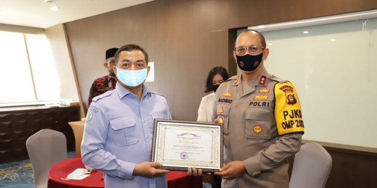 Antam Novambar menyerahkan penghargaan ke Kapolda Jambi.