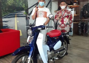 Penyerahan Honda Super Cub ke Konsumen Pertama di Jambi, Bapak Dharma oleh Kepala Cabang Dealer Sinsen Abunjani, Bapak Yahya.