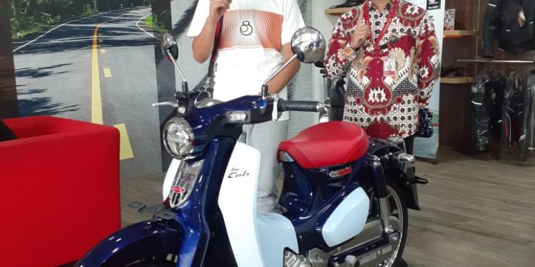 Penyerahan Honda Super Cub ke Konsumen Pertama di Jambi, Bapak Dharma oleh Kepala Cabang Dealer Sinsen Abunjani, Bapak Yahya.