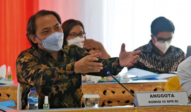 Anggota Komisi III DPR Taufik Basari saat mengikuti pertemuan Tim Kunjungan Kerja Reses Komisi III DPR RI dengan Kapolda Lampung Irjen Pol Purwadi Arianto dan Kepala BNNP Lampung Brigjen Pol Jafriedi, di Bandar Lampung, Kamis (18/2/2021). Foto : Kiki/Man