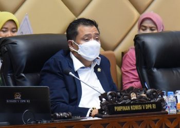 Ketua Komisi V DPR RI Lasarus saat memimpin rapat dengar pendapat umum (RDPU) Komisi V DPR RI dengan pengurus LPJK, di Ruang Rapat Komisi V, Gedung Nusantara DPR RI, Senayan, Jakarta, Rabu (10/3/2021). Foto: Arief/Man