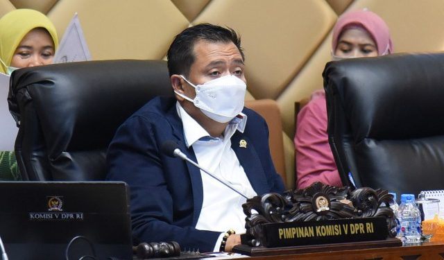 Ketua Komisi V DPR RI Lasarus saat memimpin rapat dengar pendapat umum (RDPU) Komisi V DPR RI dengan pengurus LPJK, di Ruang Rapat Komisi V, Gedung Nusantara DPR RI, Senayan, Jakarta, Rabu (10/3/2021). Foto: Arief/Man