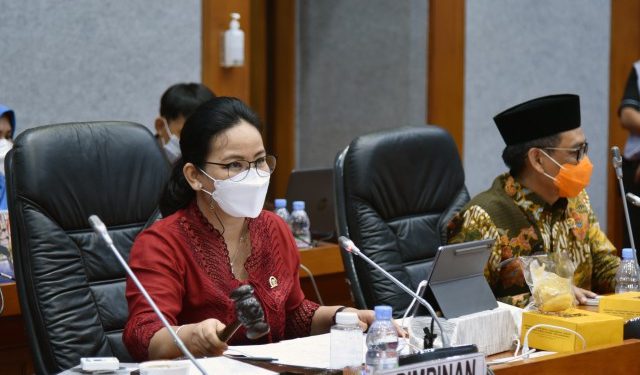 Wakil Ketua Komisi X DPR RI Agustina Wilujeng Pramestuti saat memimpin rapat di Gedung Nusantara I, Senayan, Jakarta, Selasa (9/3/2021). Foto : Eno/Man