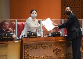 Ketua Badan Legislasi (Baleg) DPR RI Supratman Andi Atgas menyampaikan laporan terkait pembahasan Program Legislasi Nasional (Prolegnas) Prioritas Tahun 2021 dalam Rapat Paripurna ke-15 Masa Persidangan IV Tahun Sidang 2020-2021 di Gedung DPR RI, Senayan, Jakarta, Selasa (23/3/2021). Foto: Geraldi/Man