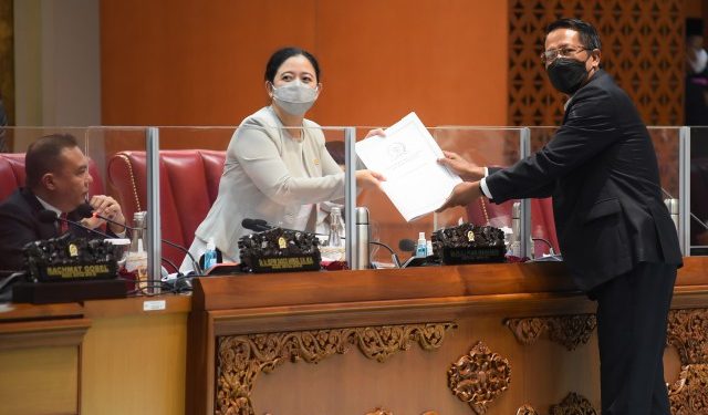 Ketua Badan Legislasi (Baleg) DPR RI Supratman Andi Atgas menyampaikan laporan terkait pembahasan Program Legislasi Nasional (Prolegnas) Prioritas Tahun 2021 dalam Rapat Paripurna ke-15 Masa Persidangan IV Tahun Sidang 2020-2021 di Gedung DPR RI, Senayan, Jakarta, Selasa (23/3/2021). Foto: Geraldi/Man