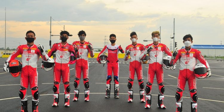 AHM_AstraHondaRacingTeam_01: Para pebalap Astra Honda Racing Team siap mengharumkan nama Indonesia di berbagai ajang kompetisi balap bergengsi tahun 2021. (Kiri Kanan): Rheza Danica Ahrens, Mario Suryo Aji, Irfan Ardiansyah, Delvintor Alfarizi, M. Adenanta Putra, Herjun Atna Firdaus, Lucky Hendriansya.
AHM_AstraHondaRacingTeam_02: Pebalap AHRT Mario Suryo Aji Akan Berlaga CEV Moto3 Junior World Championship 2021.