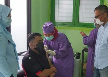 Hanapi divaksin yang disaksikan Nirwan.