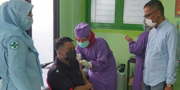 Hanapi divaksin yang disaksikan Nirwan.