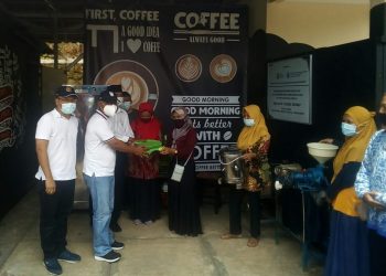Fajar Wibhiyadi (dua kiri) didampingi Prof Lilik menyerahkan bantuan mesin kepada kelompok sadar wisata (Pokdarwis) Nawungan di mini cafe Gubuk Dermo, Bantul, Yogyakarta.