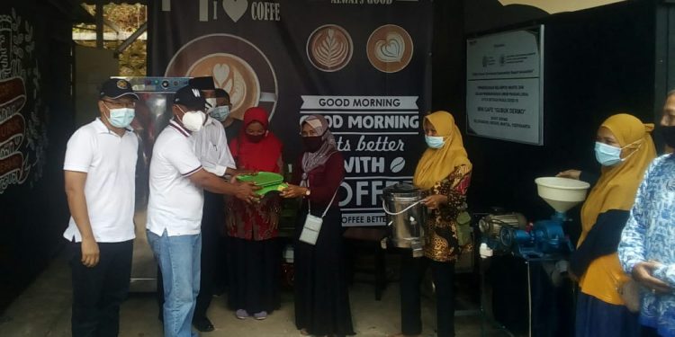 Fajar Wibhiyadi (dua kiri) didampingi Prof Lilik menyerahkan bantuan mesin kepada kelompok sadar wisata (Pokdarwis) Nawungan di mini cafe Gubuk Dermo, Bantul, Yogyakarta.