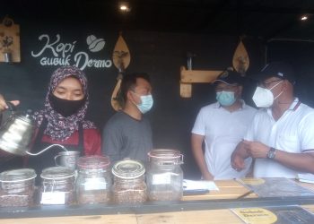 Fajar Wibhiyadi (kanan) bersama Ketua Departemen Teknik dan Biosistem UGM Prof Lilik Sitianso (dua kanan) saat berbincang dengan ketua Pokdarwis Nawungan di mini cafe Gubuk Dermo, Bantul, Yogyakarta