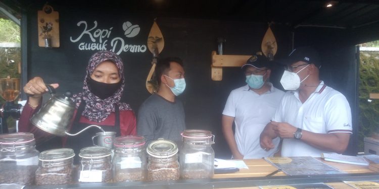 Fajar Wibhiyadi (kanan) bersama Ketua Departemen Teknik dan Biosistem UGM Prof Lilik Sitianso (dua kanan) saat berbincang dengan ketua Pokdarwis Nawungan di mini cafe Gubuk Dermo, Bantul, Yogyakarta