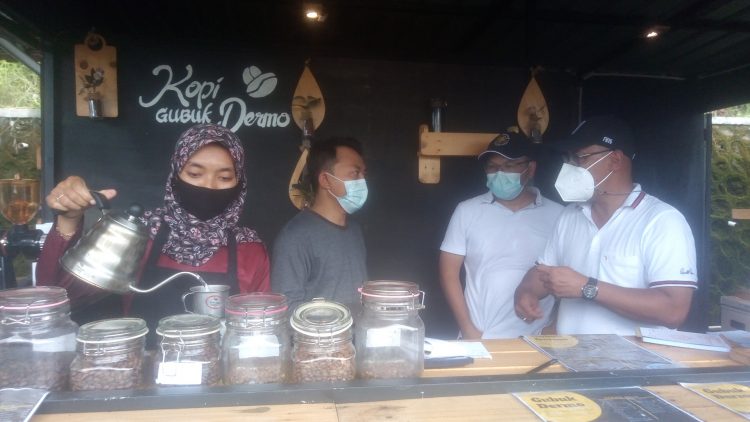 Fajar Wibhiyadi (kanan) bersama Ketua Departemen Teknik dan Biosistem UGM Prof Lilik Sitianso (dua kanan) saat berbincang dengan ketua Pokdarwis Nawungan di mini cafe Gubuk Dermo, Bantul, Yogyakarta