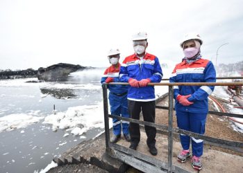 Menteri ESDM Arifin Tasrif didampingi Dirut Pertamina Nicke Widyawati dan CEO PT KPI Djoko Priyono memantau lokasi tangki T-301 Kilang Balongan. (Foto: Dok. Pertamina)