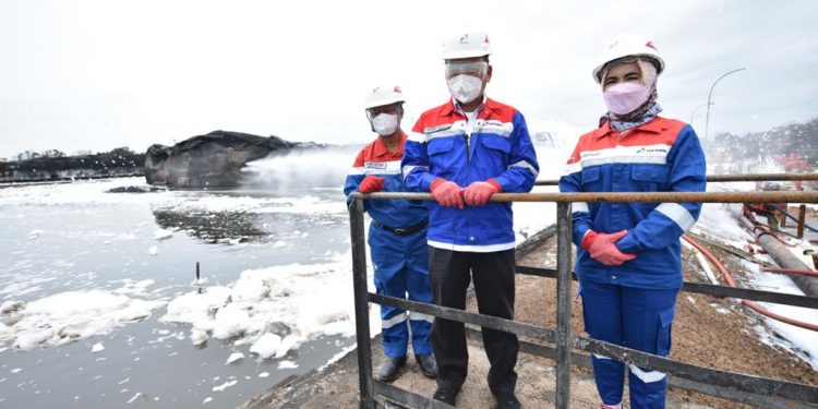 Menteri ESDM Arifin Tasrif didampingi Dirut Pertamina Nicke Widyawati dan CEO PT KPI Djoko Priyono memantau lokasi tangki T-301 Kilang Balongan. (Foto: Dok. Pertamina)