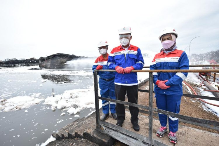 Menteri ESDM Arifin Tasrif didampingi Dirut Pertamina Nicke Widyawati dan CEO PT KPI Djoko Priyono memantau lokasi tangki T-301 Kilang Balongan. (Foto: Dok. Pertamina)