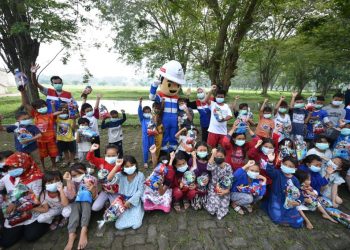 Bung Ben Maskot dan Tim Relawan Pertamina sedang berfoto bersama anak-anak di area GOR Bumi Patra, Jumat (2/4). (Foto: Dok. Pertamina)