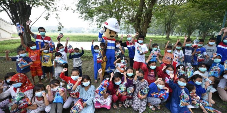 Bung Ben Maskot dan Tim Relawan Pertamina sedang berfoto bersama anak-anak di area GOR Bumi Patra, Jumat (2/4). (Foto: Dok. Pertamina)
