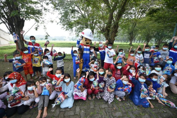 Bung Ben Maskot dan Tim Relawan Pertamina sedang berfoto bersama anak-anak di area GOR Bumi Patra, Jumat (2/4). (Foto: Dok. Pertamina)