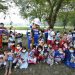 Bung Ben Maskot dan Tim Relawan Pertamina sedang berfoto bersama anak-anak di area GOR Bumi Patra, Jumat (2/4). (Foto: Dok. Pertamina)