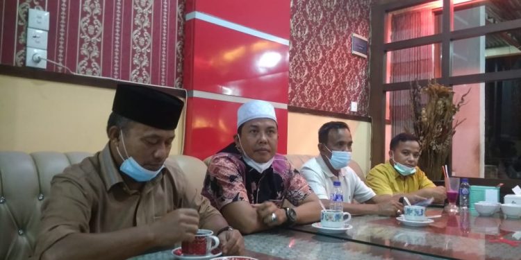 Karyadi (dua kiri) saat jumpa pers pengunduran dirinya.