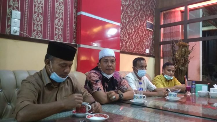 Karyadi (dua kiri) saat jumpa pers pengunduran dirinya.