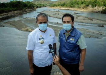 Wakil Ketua DPR RI Azis Syamsuddin (kanan) bersama Bupati Sumba Timur, Kristofel Praing di Sumba Timur, NTT, Minggu (18/4/2021). Foto: Ist/nvl