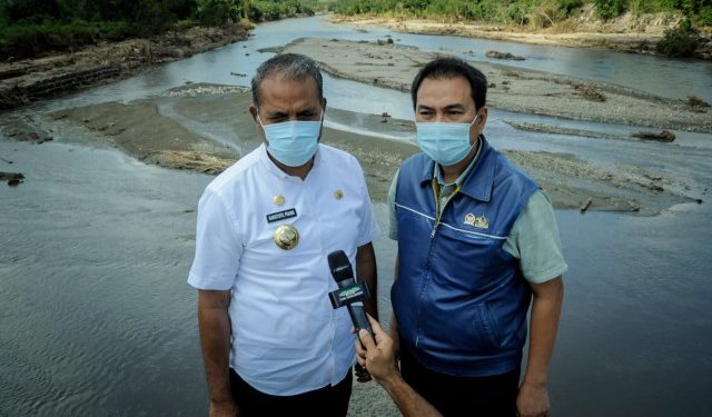Wakil Ketua DPR RI Azis Syamsuddin (kanan) bersama Bupati Sumba Timur, Kristofel Praing di Sumba Timur, NTT, Minggu (18/4/2021). Foto: Ist/nvl