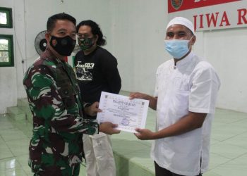 Dandim menyerahkan penghargaan kepada sinarjambi.com yang diterima jurnalis perwakilan Merangin, M Yazdi