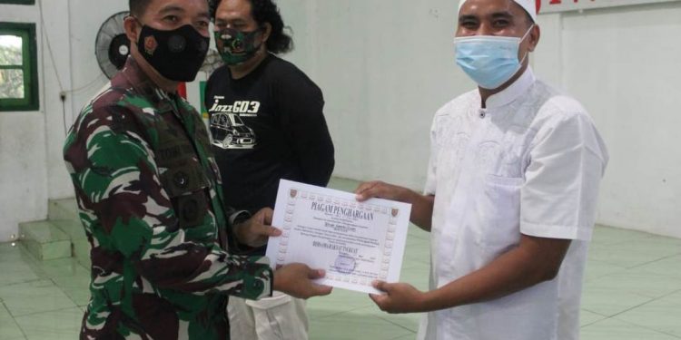 Dandim menyerahkan penghargaan kepada sinarjambi.com yang diterima jurnalis perwakilan Merangin, M Yazdi