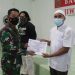 Dandim menyerahkan penghargaan kepada sinarjambi.com yang diterima jurnalis perwakilan Merangin, M Yazdi