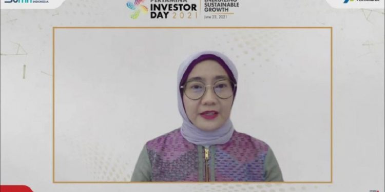 Direktur Keuangan Pertamina Emma Sri Martini menjadi narasumber pada acara Investor Day 2021 yang dilaksanakan secara daring pada Rabu (23/6/2021). (Foto: Screenshot/Adityo)