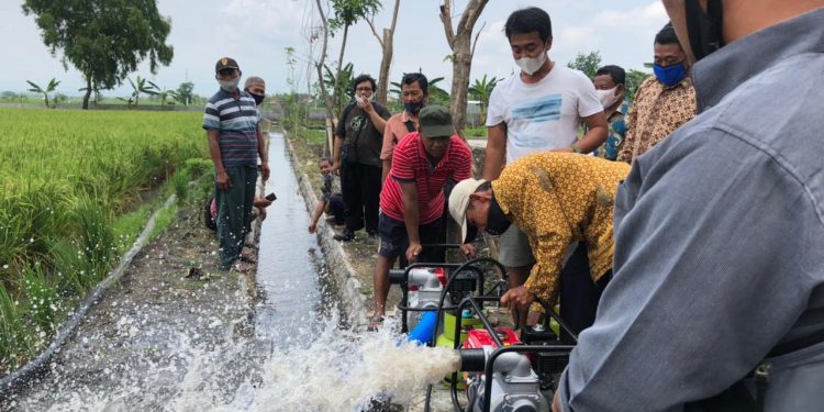 Sejumlah petani menggunakan alat konverter kit dan LPG 3kg untuk memompa air yang merupakan program konversi dari BBM ke LPG. (Foto: Dok. PPN)