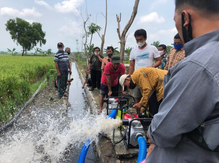 Sejumlah petani menggunakan alat konverter kit dan LPG 3kg untuk memompa air yang merupakan program konversi dari BBM ke LPG. (Foto: Dok. PPN)