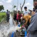 Sejumlah petani menggunakan alat konverter kit dan LPG 3kg untuk memompa air yang merupakan program konversi dari BBM ke LPG. (Foto: Dok. PPN)