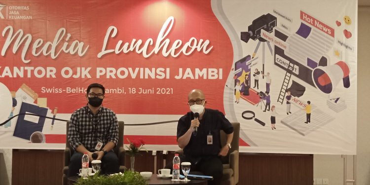 Endang Nuryadin (kanan) didampingi Agus.