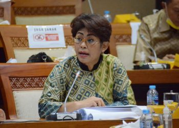 Anggota Komisi VII DPR RI, Mercy Chriesty Barends dalam Rapat Dengar Pendapat Komisi VII DPR RI dengan Dirjen Minerba beserta jajarannya, di ruang rapat Komisi VII DPR RI. Foto: Mentari/nvl