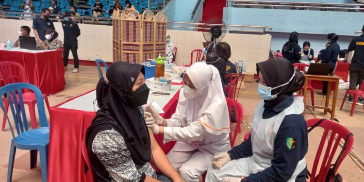 Mahasiswi STIK Baiturahim Jambi berpartisipasi sebagai vaksinator.
