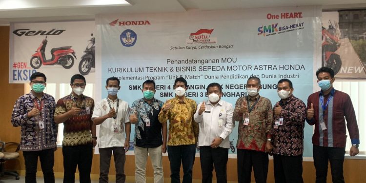 Ketiga Kepala Sekolah melakukan MoU Kurikulum Honda di Kantor Sinsen Abunjani disaksikan Harmonis S.pd, Kasi Kurikulum dan Penilaian.