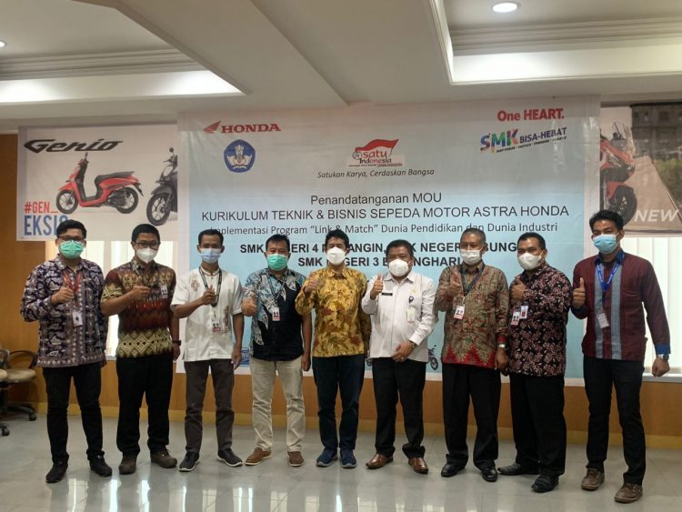 Ketiga Kepala Sekolah melakukan MoU Kurikulum Honda di Kantor Sinsen Abunjani disaksikan Harmonis S.pd, Kasi Kurikulum dan Penilaian.