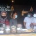 Fajar Wibhiyadi (kanan) bersama Ketua Departemen Teknik dan Biosistem UGM Prof Lilik Sitianso (dua kanan) saat berbincang dengan ketua Pokdarwis Nawungan di mini cafe Gubuk Dermo, Bantul, Yogyakarta