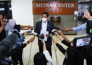 Sekjen DPR Indra Iskandar, saat memeberi keterangan pers kepada wartawan di kompleks parlemen DPR, Kamis (2/9/2021). Foto: Geraldi/Man

 