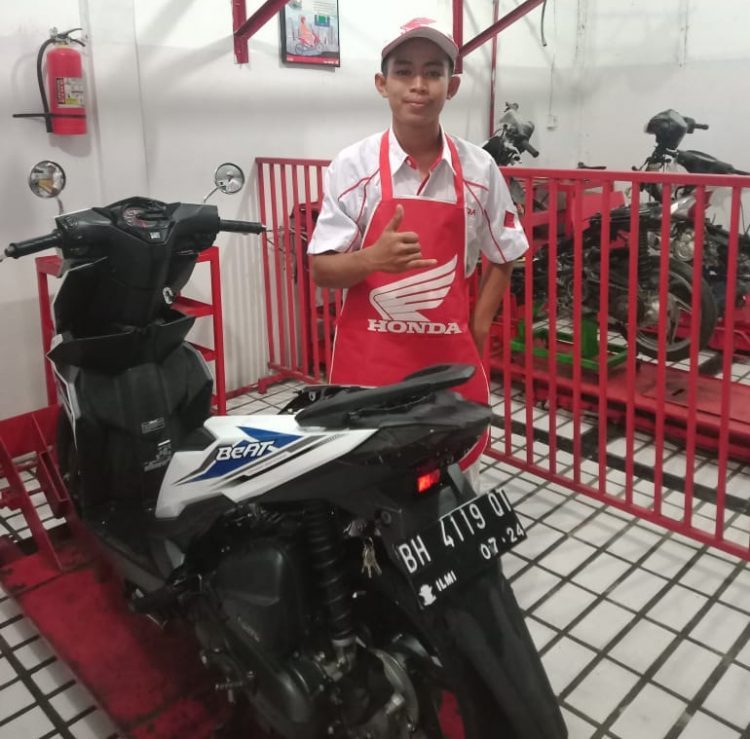 Ikbaludin dari SMKN 7 Sarolangun menjadi Pemenang Terbaik dalam Seleksi Regional Kontes Vocational Video Challenge 2021.
