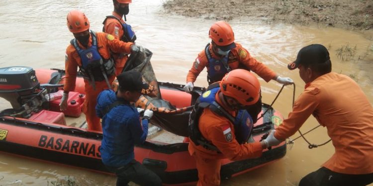 Basarnas Jambi dan tim gabungan mengevakuasi jasad korban. (Foto : screenshot video humas Basarnas Jambi)