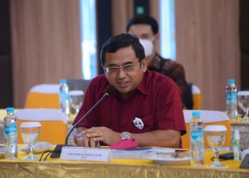 Anggota Komisi XI DPR RI I Gusti Agung Rai Wijaya saat mengikuti Kunjungan Kerja Spesifik Komisi XI DPR RI memantau pelaksaan program strategis Bank Indonesia (BI) dan Otoritas Jasa Keuangan (OJK) di Provinsi NTB, Jumat (3/12/2021). Foto: Jaka/Man