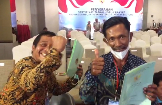 Ahmad Rifai (kanan) gembira usai terima sertifikat. (Foto : Screenshot YouTube Kanwil ATR-BPN Provinsi Jambi).