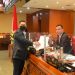 Wakil Ketua Komisi III DPR RI sekaligus Ketua Panitia Kerja (Panja) RUU Kejaksaan Adies Kadir menyampaikan laporan Rancangan Undang-Undang (RUU) tentang Perubahan atas Undang-Undang Nomor 16 Tahun 2004 tentang Kejaksaan RI menjadi Undang-Undang, kepada Wakil Ketua DPR RI Koordinator Bidang Ekonomi dan Keuangan (Korekku) Sufmi Dasco Ahmad di Gedung Nusantara II, Senayan, Jakarta, Selasa (7/12/2021). Foto: Jaka/Man