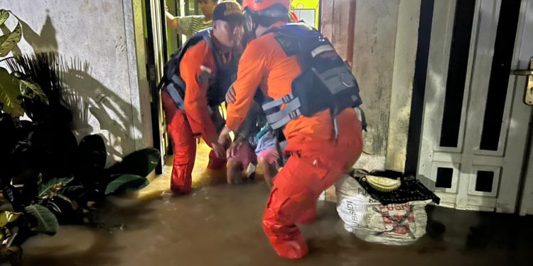 Basarnas Jambi saat mengevaluasi keluarga Karlen di desa Jaya Setia yang terendam banjir. (Foto : Basarnas Jambi)