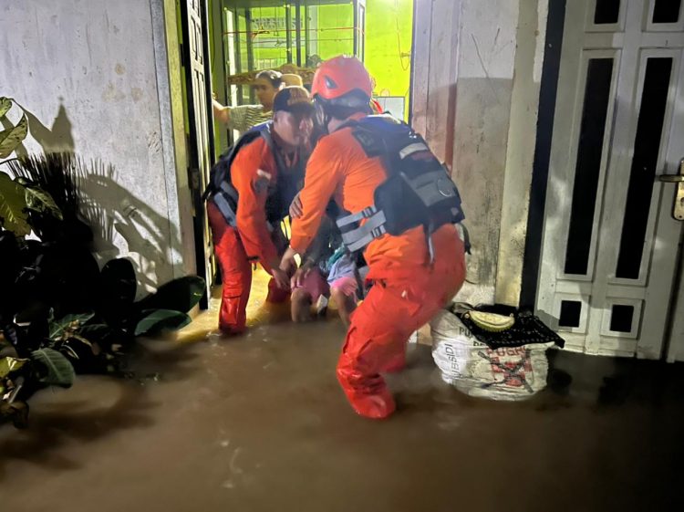 Basarnas Jambi saat mengevaluasi keluarga Karlen di desa Jaya Setia yang terendam banjir. (Foto : Basarnas Jambi)